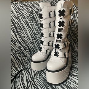 🐼🤍YRU Dune X Patent Platform Rave Boots🐼🖤